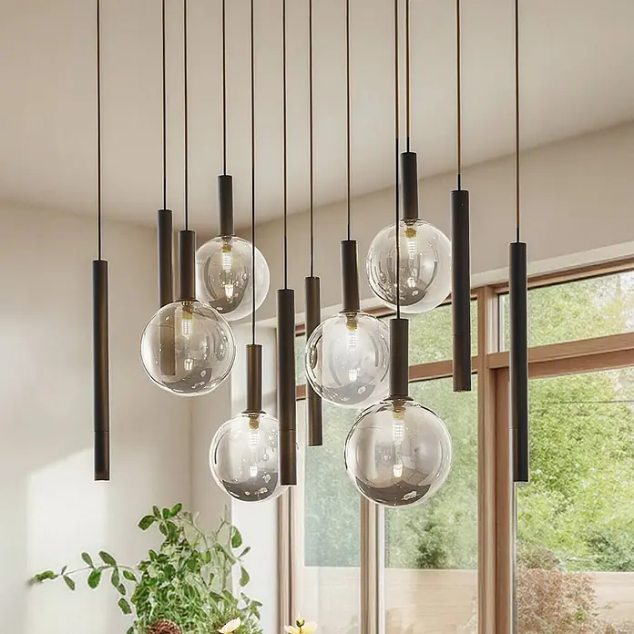 Lucande Pendelleuchte Lumavia - L x B x H: 93 x 53 x 30 cm, schwarz, Schwarz, rauchgrau, G9 - Moderner Kronleuchter mit mehreren Pendelleuchten mit klaren Glaskugeln und dunklen zylindrischen Akzenten, von der Decke hängend.