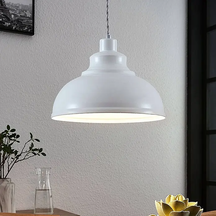 Lindby Pendelleuchte Albertine - L x B x H: 29 x 29 x 19,7 cm, weiß / opal, weiß, E27 - Weiße Pendelleuchte im Industriestil aus Metall, glänzend, hängt an einem geflochtenen Kabel und beleuchtet einen Raum.