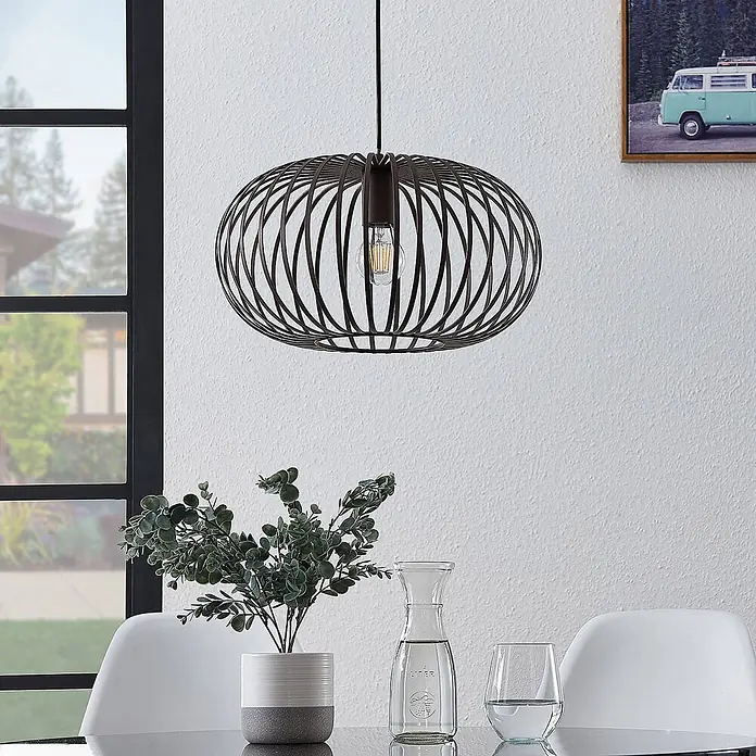 Lindby Pendelleuchte Nahele - braun / rost, kaffeebraun, E27 - Dunkelbraune offene Metall-Hängeleuchte mit sichtbarer Glühbirne, über einem Tisch hängend.