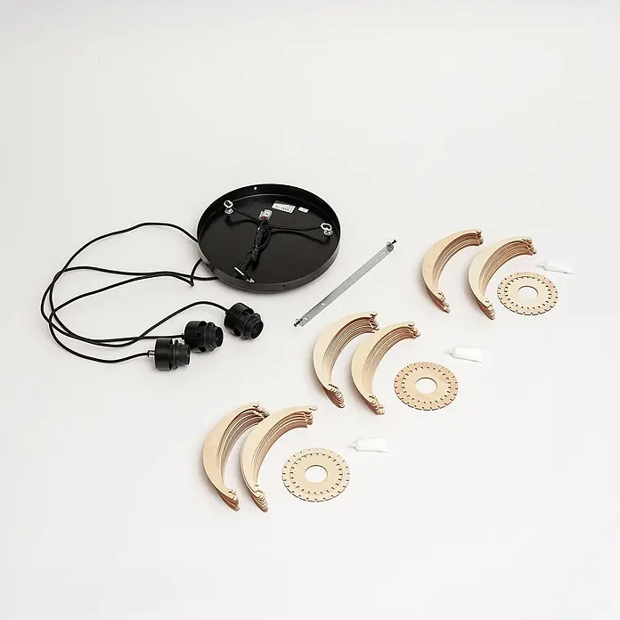Envostar Pendelleuchte Clay - L x B x H: 51 x 51 x 150 cm, Holz hell, Schwarz, holz hell, E27 - Zerlegtes hölzernes Deckenlampen-Kit mit schwarzer Deckenrosette, drei Lampenfassungen, gebogenen Holzlamellen, runden Schlitztellern und Klebstoff.