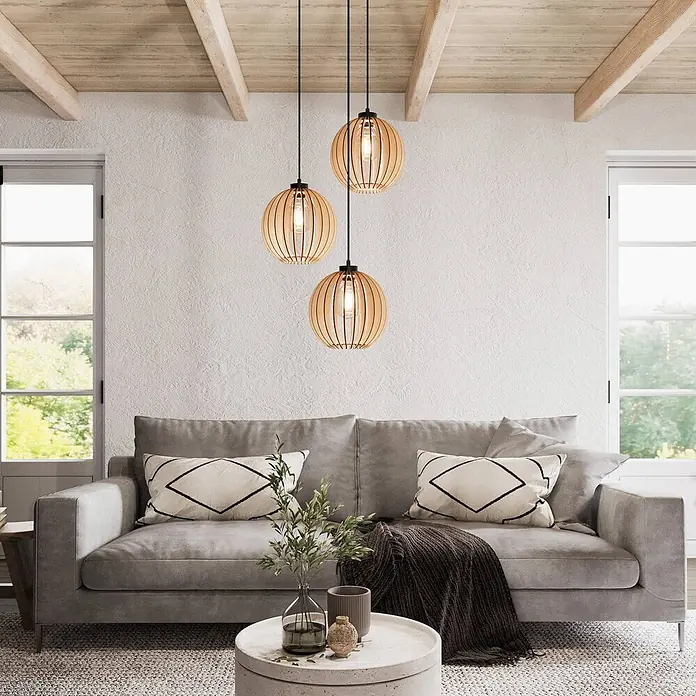 Envostar Pendelleuchte Clay - L x B x H: 51 x 51 x 150 cm, Holz hell, Schwarz, holz hell, E27 - Drei Pendelleuchten aus Naturholz mit Lamellendesign hängen von einer Balkendecke und beleuchten ein gemütliches Wohnzimmer.