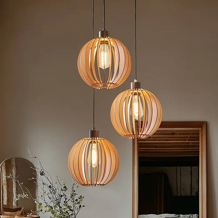 Envostar Pendelleuchte Clay - L x B x H: 51 x 51 x 150 cm, Holz hell, Schwarz, holz hell, E27 - Drei runde Pendelleuchten aus Holzlamellen spenden warmes Licht in einem Raum und hängen in unterschiedlichen Höhen.