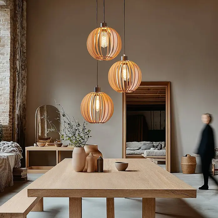 Envostar Pendelleuchte Clay - L x B x H: 51 x 51 x 150 cm, Holz hell, Schwarz, holz hell, E27 - Drei kugelförmige Hängelampen aus Holz mit Lamellen hängen von der Decke und beleuchten den Raum warm.