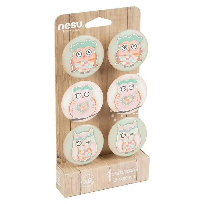 Nesu Pomo para muebles 748SU 6 uds. - 6 ud., Ø x Al: 50 x 24 mm, Plástico - Primer plano de seis pomos redondos para muebles Nesu con diseños de búhos y tornillos para madera sobre una tabla de madera, "Simply unique".