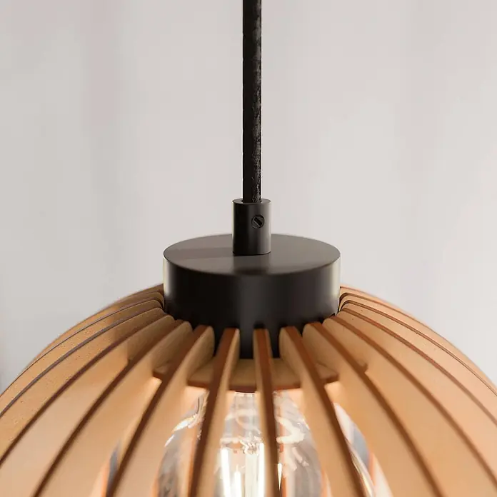 Envostar Pendelleuchte Clay - L x B x H: 51 x 51 x 150 cm, Holz hell, Schwarz, holz hell, E27 - Nahaufnahme einer Pendelleuchte mit schwarzem Metallsockel, schwarzem Textilkabel und Lampenschirm aus hellen Holzlamellen.