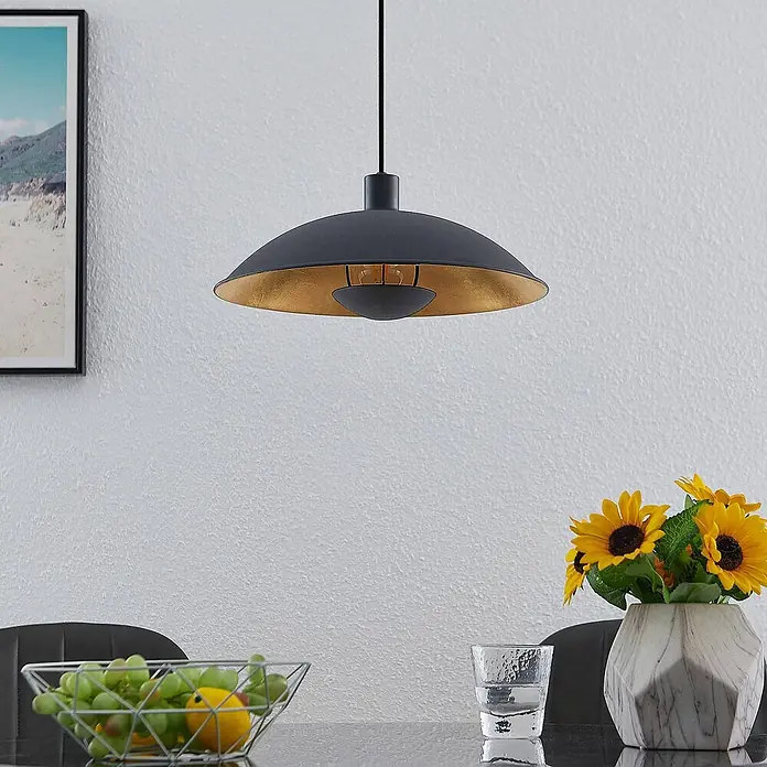 Lindby Pendelleuchte Narisara - L x B x H: 40 x 40 x 10 cm, schwarz, Schwarz, gold, E27 - Anthrazit-goldene Pendelleuchte über einem Esstisch, die nach unten gerichtetes Licht spendet.