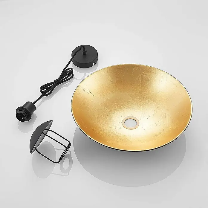 Lindby Pendelleuchte Narisara - L x B x H: 40 x 40 x 10 cm, schwarz, Schwarz, gold, E27 - Pendelleuchten-Komponenten: goldener schalenförmiger Lampenschirm, schwarzer Deckenbaldachin mit Kabel, schwarze Lampenfassung und schwarzer Metallkäfig.