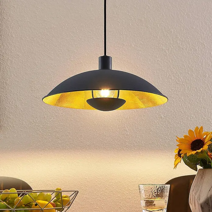 Lindby Pendelleuchte Narisara - L x B x H: 40 x 40 x 10 cm, schwarz, Schwarz, gold, E27 - Schwarze Pendelleuchte mit goldener Innenseite, die einen Esstisch mit Obst und einem Glas Wasser beleuchtet.