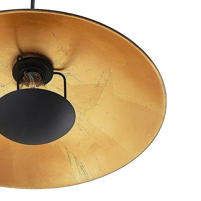 Lindby Pendelleuchte Narisara - L x B x H: 40 x 40 x 10 cm, schwarz, Schwarz, gold, E27 - Nahaufnahme einer Pendelleuchte mit goldener Innenseite und schwarzer Fassung.