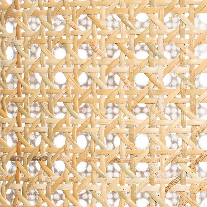 Lindby Pendelleuchte Yaelle - L x B x H: 40 x 40 x 28 cm, Holz hell, holz hell, E27 - Nahaufnahme von natürlichem Rohrgeflecht mit einem offenen, aufwendig gewebten Muster in hellbraunen Tönen.