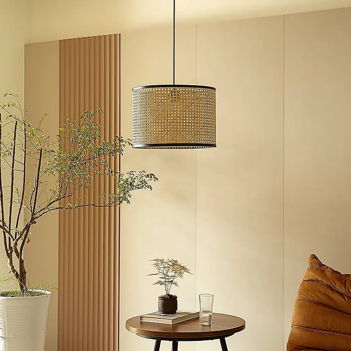 Lindby Pendelleuchte Yaelle - L x B x H: 40 x 40 x 28 cm, Holz hell, holz hell, E27 - Zylindrische Pendelleuchte aus Rattan mit schwarzem Metallrahmen, in einem Raum hängend.