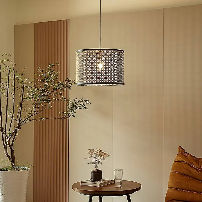 Lindby Pendelleuchte Yaelle - L x B x H: 40 x 40 x 28 cm, Holz hell, holz hell, E27 - Hängeleuchte aus Rattan und schwarzem Metall, hängt zentral in einem Raum und beleuchtet einen Beistelltisch.