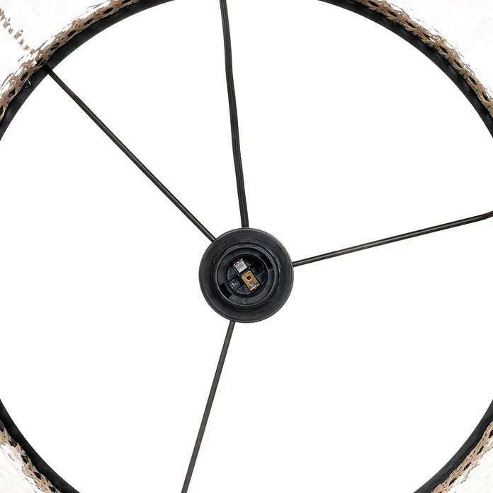 Lindby Pendelleuchte Yaelle - L x B x H: 40 x 40 x 28 cm, Holz hell, holz hell, E27 - Unterseite eines Lampenschirmgestells mit schwarzer Metallstruktur, geflochtenem Rand und zentraler schwarzer Glühbirnenfassung.