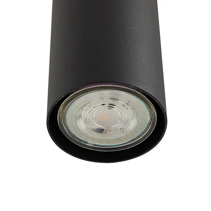 Lindby Pendelleuchte Joffrey - schwarz, Schwarz, GU10 - Nahaufnahme einer schwarzen zylindrischen Downlight mit sichtbarer LED-Lampe.