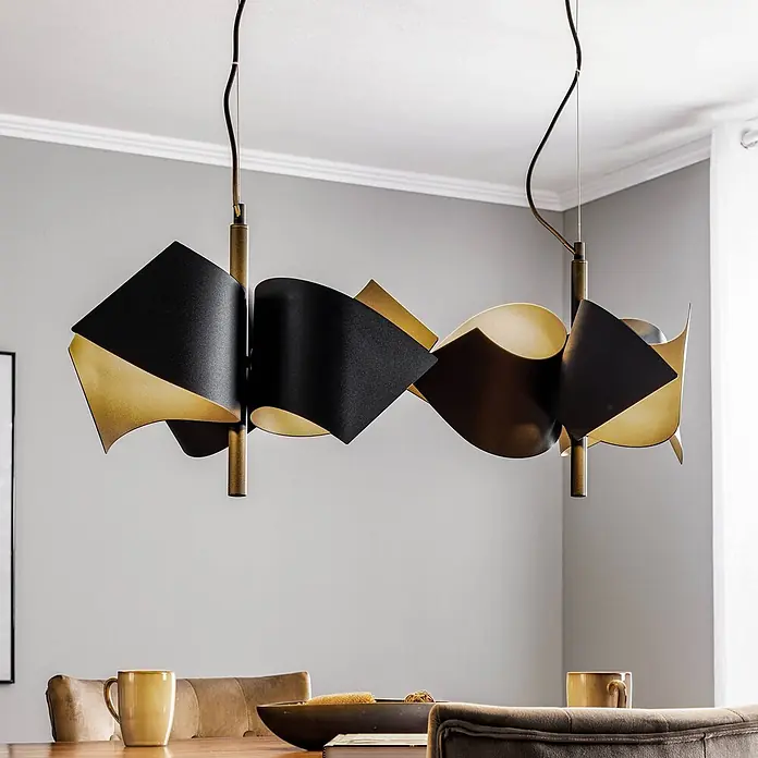 Lucande Pendelleuchte Imron - L x B x H: 100 x 40 x 35 cm, schwarz, sandSchwarz, E14 - Elegante Pendelleuchte mit gewellten, schwarz-goldenen Metallschirmen, hängt über einem Esstisch.