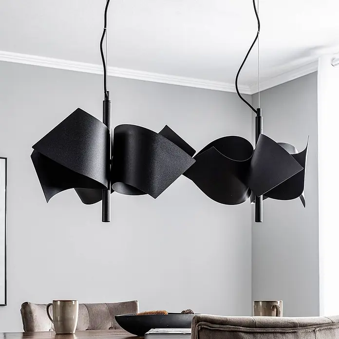 Lucande Pendelleuchte Imron - L x B x H: 100 x 40 x 35 cm, schwarz, sandSchwarz, E14 - Schwarze gewellte skulpturale Pendelleuchte über einem Esstisch.