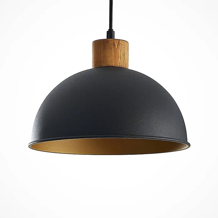 Lindby Pendelleuchte Flurin - schwarz, sandSchwarz, gold, holz, E27 - Schwarze Kuppel-Pendelleuchte mit goldener Innenseite und Holzelement oben.