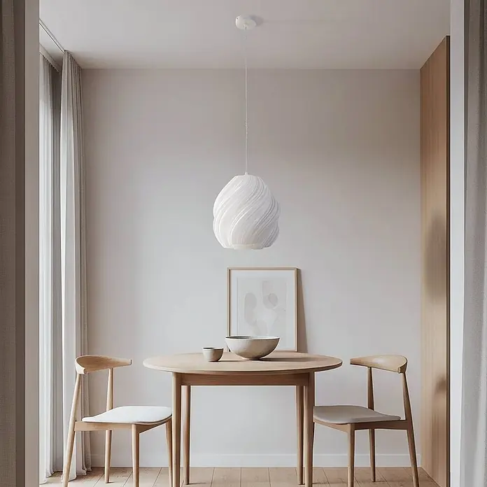 Lindby Pendelleuchte Nuvia - L x B x H: 30 x 30 x 30 cm, weiß / opal, weiß, E27 - Weiße, skulpturale Pendelleuchte über einem runden Holztisch.