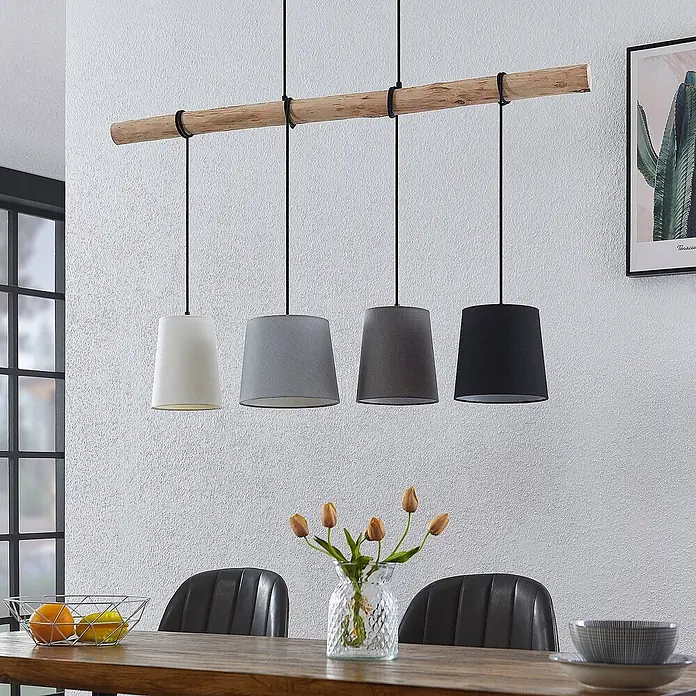Lindby Pendelleuchte Hinai - L x B x H: 116 x 23 x 22 cm, weiß / opal, Holz hell, Schwarz, grau, weiß, E27 - Lineare Pendelleuchte mit Holzbalken und vier Stoffschirmen in Weiß, Hellgrau, Dunkelgrau und Schwarz über einem Esstisch.