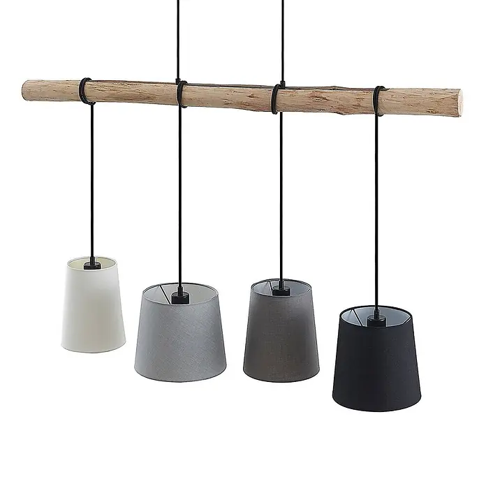 Lindby Pendelleuchte Hinai - L x B x H: 116 x 23 x 22 cm, weiß / opal, Holz hell, Schwarz, grau, weiß, E27 - Pendelleuchte mit vier Stoffschirmen in Weiß, Hellgrau, Dunkelgrau und Schwarz, an einem Naturholzbalken.
