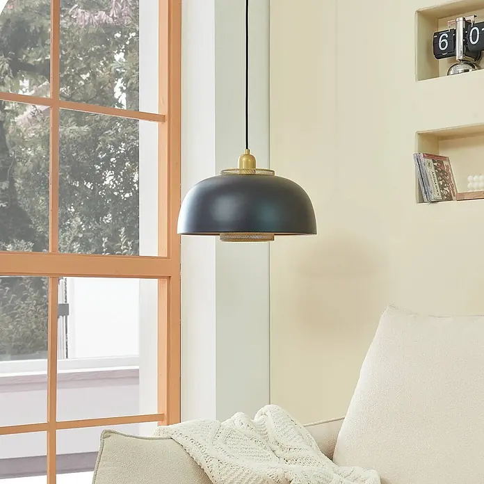 Lindby Pendelleuchte Miraca - L x B x H: 38 x 38 x 25 cm, schwarz, Schwarz, gold, E27 - Dunkelgraue kuppelförmige Pendelleuchte mit Messingakzenten, in einem gemütlichen Wohnraum neben einem Fenster und über einem Sofa hängend.