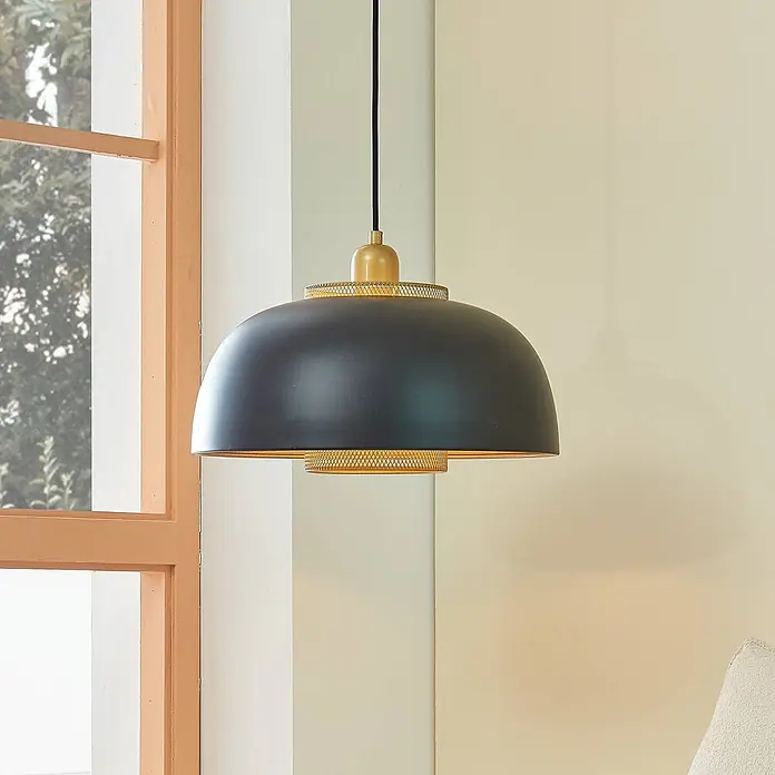 Lindby Pendelleuchte Miraca - L x B x H: 38 x 38 x 25 cm, schwarz, Schwarz, gold, E27 - Schwarze und goldene Pendelleuchte mit gewölbtem Schirm und Gitterdetails, hängt im Raum.