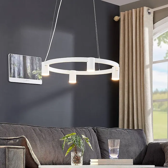 Arcchio Pendelleuchte Brinja - L x B x H: 63,5 x 63,5 x 9,5 cm, weiß / opal, weiß, GU10 - Weißes, kreisförmiges LED-Pendellicht mit mehreren Strahlern, das in einem modernen Wohnzimmer über einem Sofa hängt und Umgebungsbeleuchtung spendet.