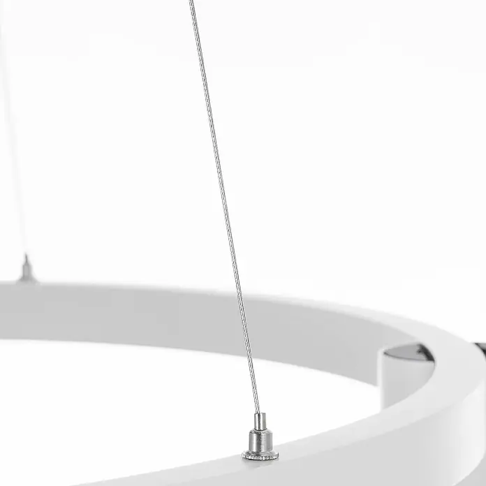 Arcchio Pendelleuchte Brinja - L x B x H: 63,5 x 63,5 x 9,5 cm, weiß / opal, weiß, GU10 - Weiße runde Leuchte, aufgehängt an einem dünnen silbernen Drahtseil mit Metallbeschlag.