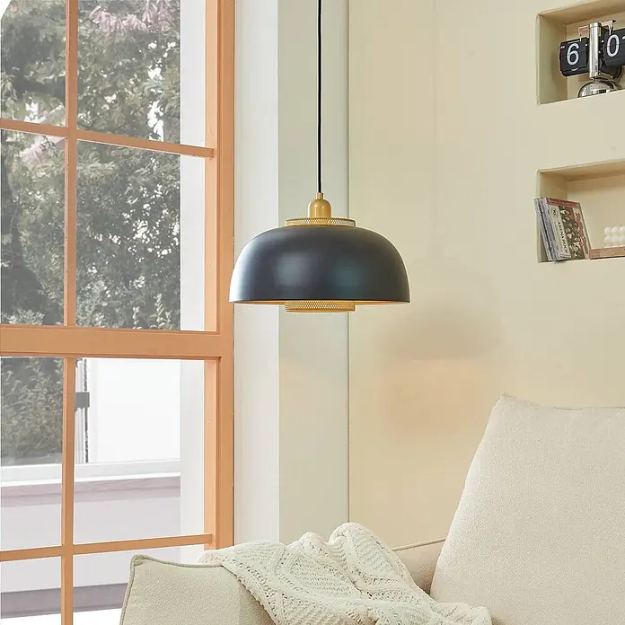 Lindby Pendelleuchte Miraca - L x B x H: 38 x 38 x 25 cm, schwarz, Schwarz, gold, E27 - Dunkle Hängelampe mit goldfarbenen Akzenten hängt über einem Sofa im Wohnzimmer.