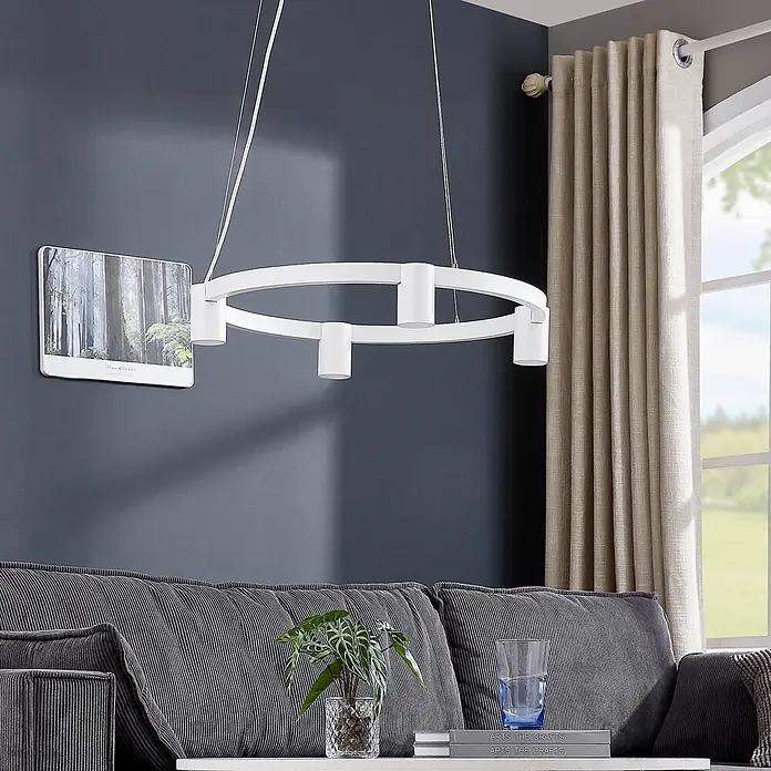 Arcchio Pendelleuchte Brinja - L x B x H: 63,5 x 63,5 x 9,5 cm, weiß / opal, weiß, GU10 - Weiße runde Pendelleuchte mit mehreren Lampen, die ein modernes Wohnzimmer über einem Sofa beleuchtet.
