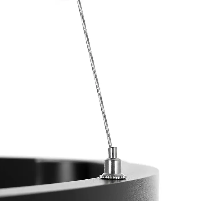 Arcchio Pendelleuchte Brinja - schwarz, Schwarz, GU10 - Silbernes Aufhängeseil mit metallischem Greiferanschluss an einer schwarzen, gebogenen Halterung.