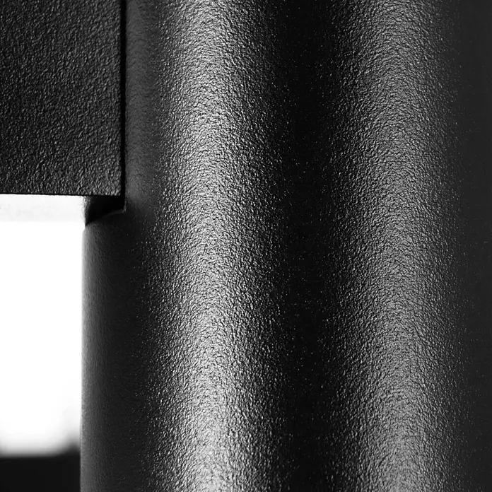Arcchio Pendelleuchte Brinja - schwarz, Schwarz, GU10 - Nahaufnahme einer schwarzen, strukturierten Metalloberfläche mit rauer Oberfläche.