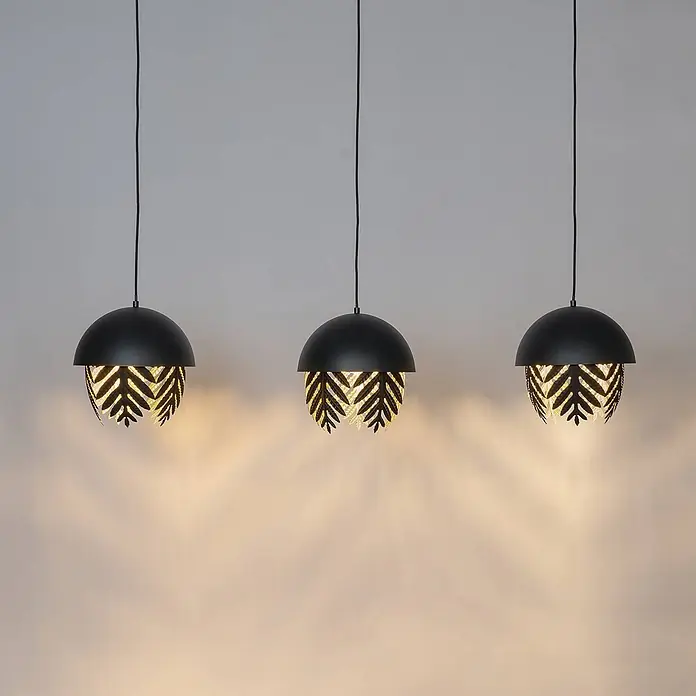 Lucande Pendelleuchte Aparas - schwarz, Schwarz, gold, E27 - Drei schwarze Pendelleuchten mit dekorativen goldenen Blattmustern, die warmes Licht abgeben.