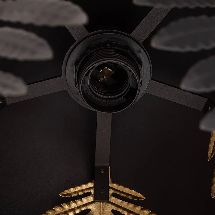 Lucande Pendelleuchte Aparas - schwarz, Schwarz, gold, E27 - Nahaufnahme einer dunklen Lampenfassung mit goldenen Kontakten, gestützt von dunklen Metallarmen, umgeben von goldenen Blätter-Dekorelementen.
