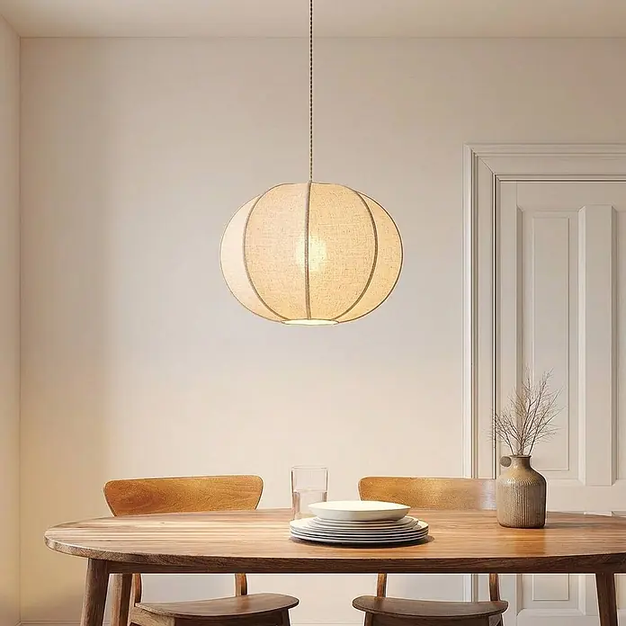 Lindby Pendelleuchte Elfie - L x B x H: 47 x 47 x 35 cm, creme / amber, beige, E27 - Runde Hängelampe aus Stoff in Leinenoptik, beleuchtet einen Esstisch.