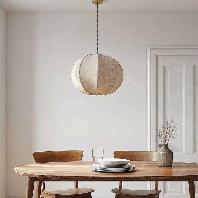 Lindby Pendelleuchte Elfie - L x B x H: 47 x 47 x 35 cm, creme / amber, beige, E27 - Runde Pendelleuchte aus beigefarbenem Stoff über einem Esstisch aus Holz.