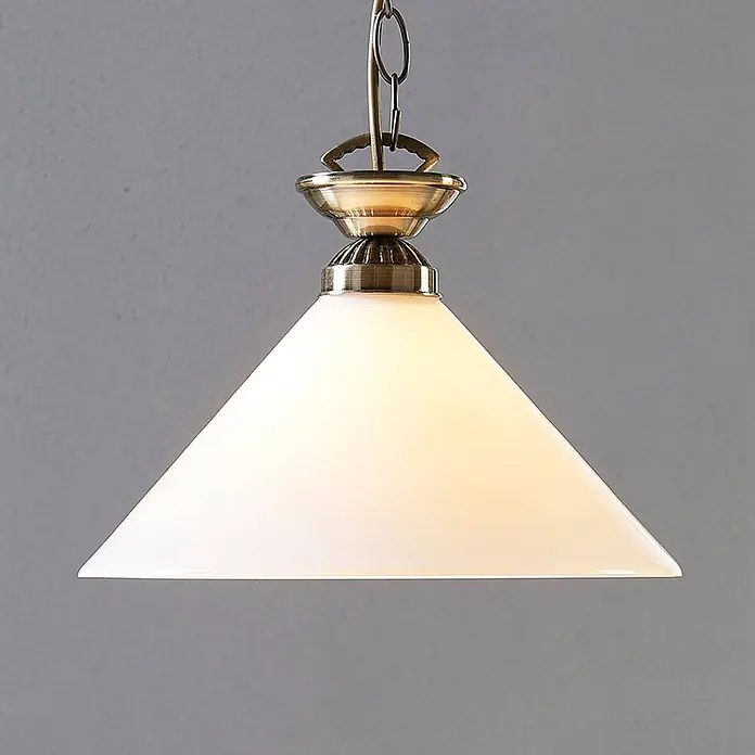 Lindby Pendelleuchte Otis - L x B x H: 30 x 30 x 15 cm, opalweiß glänzend, altmessing, E27 - Weiße Glas-Pendelleuchte mit konischem Schirm und antikem Messing-Beschlag und Kette.