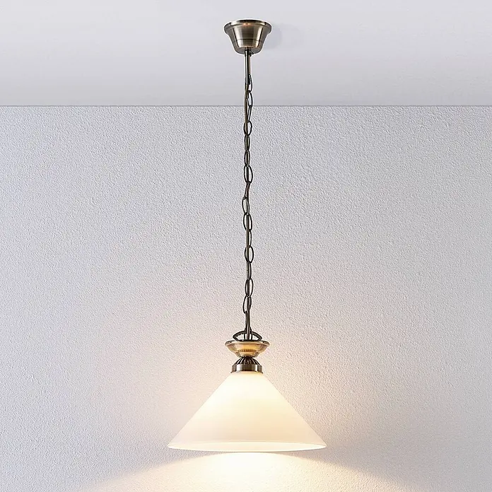 Lindby Pendelleuchte Otis - L x B x H: 30 x 30 x 15 cm, opalweiß glänzend, altmessing, E27 - Pendelleuchte aus Messing mit Kette und weißem konischem Glasschirm, beleuchtet.