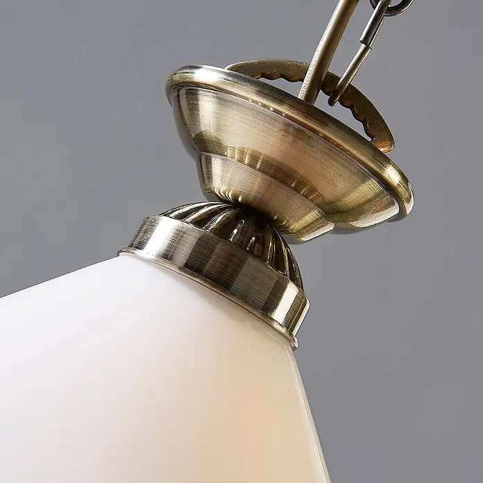 Lindby Pendelleuchte Otis - L x B x H: 30 x 30 x 15 cm, opalweiß glänzend, altmessing, E27 - Nahaufnahme einer Pendelleuchte mit gebürstetem Messing und einem weißen Glasschirm.