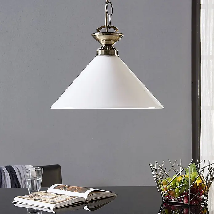 Lindby Pendelleuchte Otis - L x B x H: 30 x 30 x 15 cm, opalweiß glänzend, altmessing, E27 - Weiße konische Glas-Pendelleuchte mit messingfarbener Fassung und Kette über einem Tisch.