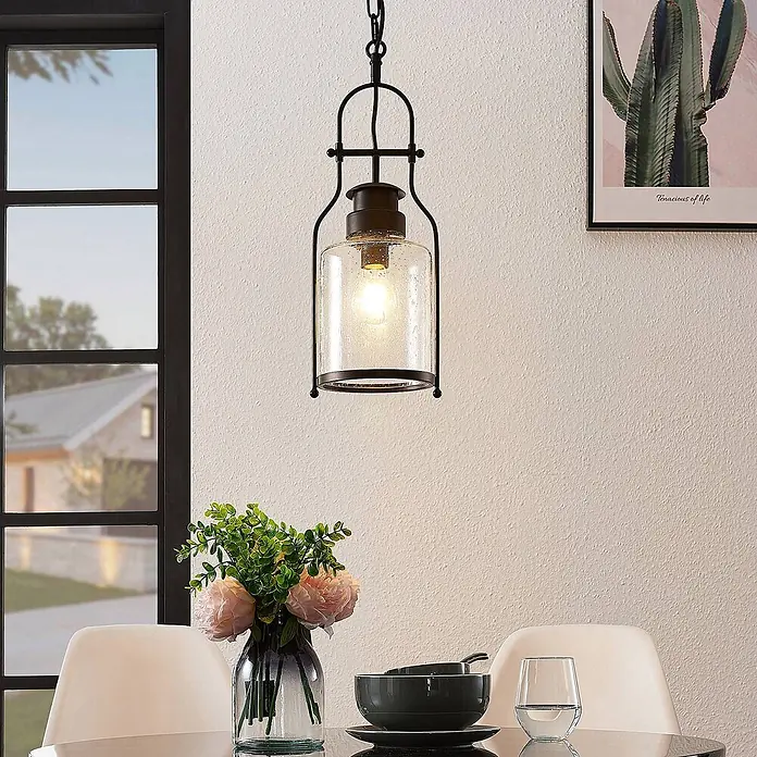 Lindby Pendelleuchte Rozalie - L x B x H: 18 x 18 x 21 cm, Schwarz matt, klar, E27 - Schwarze Metall-Pendelleuchte mit strukturiertem Glasschirm beleuchtet einen Esstisch.