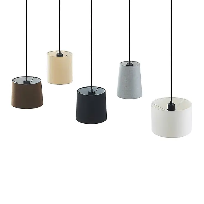 Lindby Pendelleuchte Amilia - Multicolour, Holz natur, Schwarz, grau, beige, braun, weiß, E27 - Fünf Stoff-Pendelleuchten in verschiedenen Farben und Formen, zylindrisch und konisch, an schwarzen Kabeln hängend.