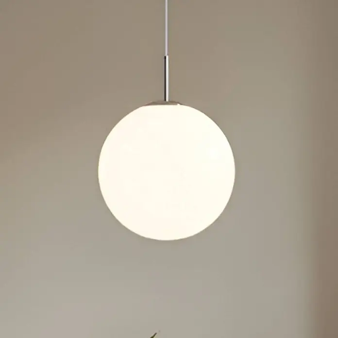 Lindby Pendelleuchte Marike - L x B x H: 40 x 40 x 150 cm, weiß / opal, weiß, nickel satiniert, E27 - Weiße kugelförmige Pendelleuchte mit silberner Stange.