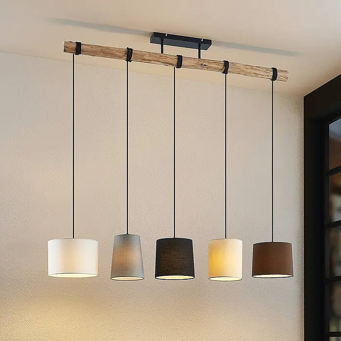 Lindby Pendelleuchte Amilia - Multicolour, Holz natur, Schwarz, grau, beige, braun, weiß, E27 - Fünfflammige Pendelleuchte mit Holzbalken, schwarzer Deckenhalterung und fünf Stoffschirmen in Weiß, Grau, Schwarz, Creme und Braun.