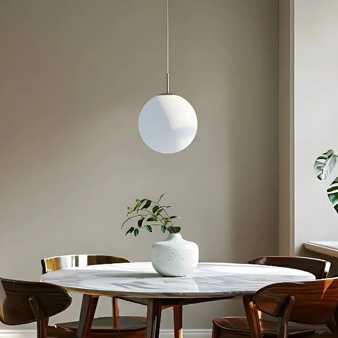 Lindby Pendelleuchte Marike - L x B x H: 40 x 40 x 150 cm, weiß / opal, weiß, nickel satiniert, E27 - Weiße kugelförmige Pendelleuchte über einem Esstisch mit Vase.