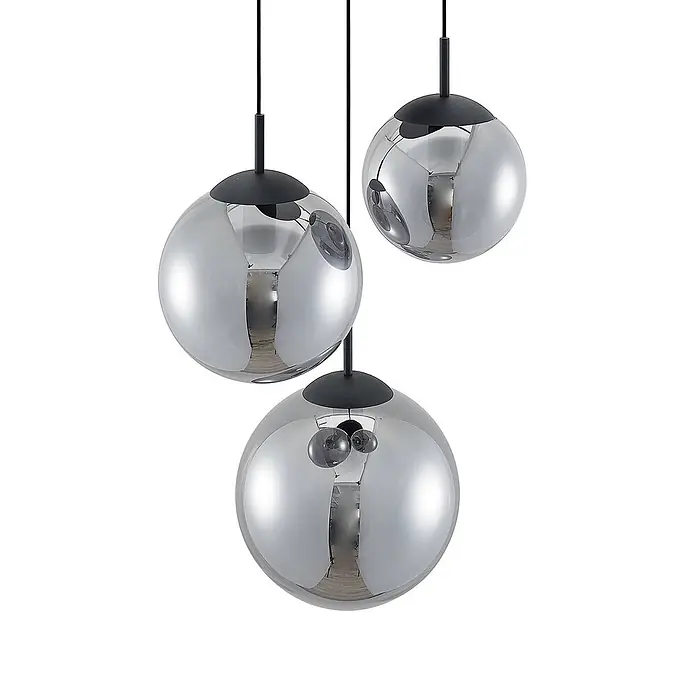 Lindby Pendelleuchte Teeja - L x B x H: 51,5 x 51,5 x 30 cm, alu / grau / zink, rauchgrau, Schwarz, E27 - Drei Pendelleuchten mit kugelförmigen, verchromten Glasschirmen und schwarzer Hardware, die in verschiedenen Höhen hängen.