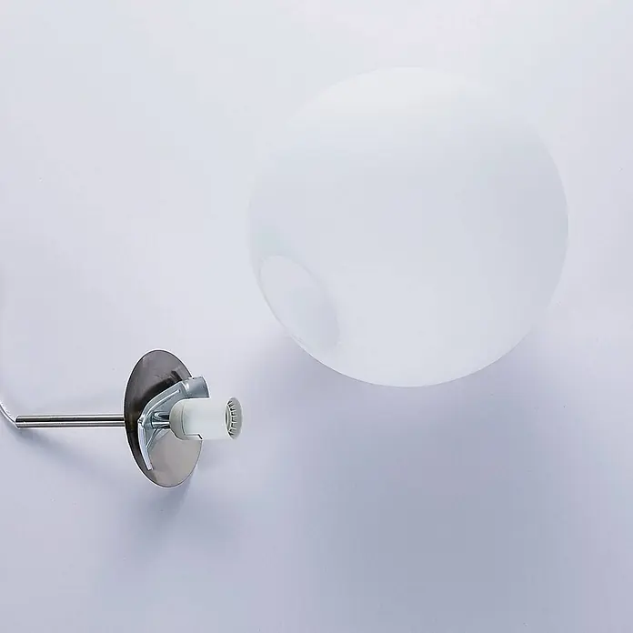 Lindby Pendelleuchte Marike - L x B x H: 30 x 30 x 150 cm, weiß / opal, weiß, nickel satiniert, E27 - Lampe mit mattierter Glaskugel, silberner Halterung und weißer Lampenfassung.