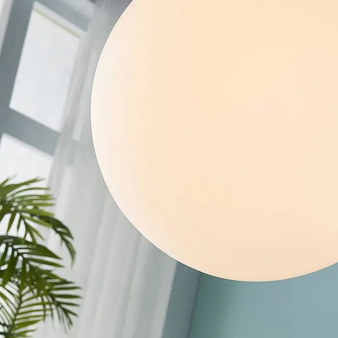 Lindby Pendelleuchte Marike - L x B x H: 30 x 30 x 150 cm, weiß / opal, weiß, nickel satiniert, E27 - Weiße kugelförmige Leuchte spendet sanftes Licht in einem modernen Raum.