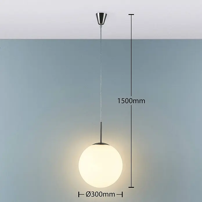 Lindby Pendelleuchte Marike - L x B x H: 30 x 30 x 150 cm, weiß / opal, weiß, nickel satiniert, E27 - Beleuchtete Pendelleuchte mit Chromaufhängung und weißer Opalglaskugel, 1500mm lang, 300mm Kugeldurchmesser.