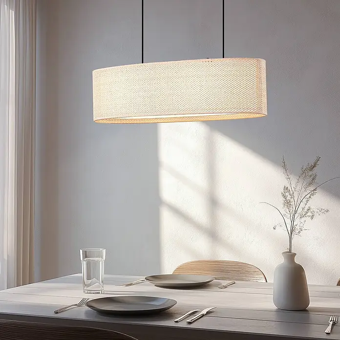 Lindby Pendelleuchte Soula - L x B x H: 78 x 22 x 20 cm, creme / amber, beige, E27 - Längliche, beigefarbene Hängeleuchte aus geflochtenem Material, die einen Esstisch sanft beleuchtet.